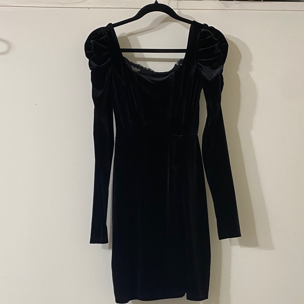 SO Elegant Black Velvet Long Sleeve Dress